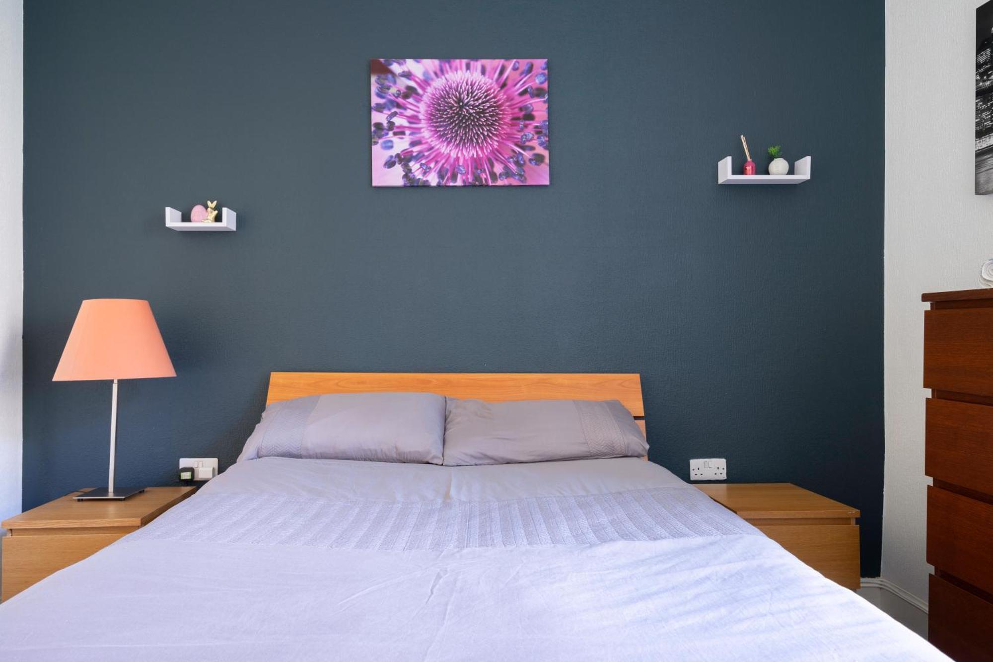 The Eden Apartment, Center
