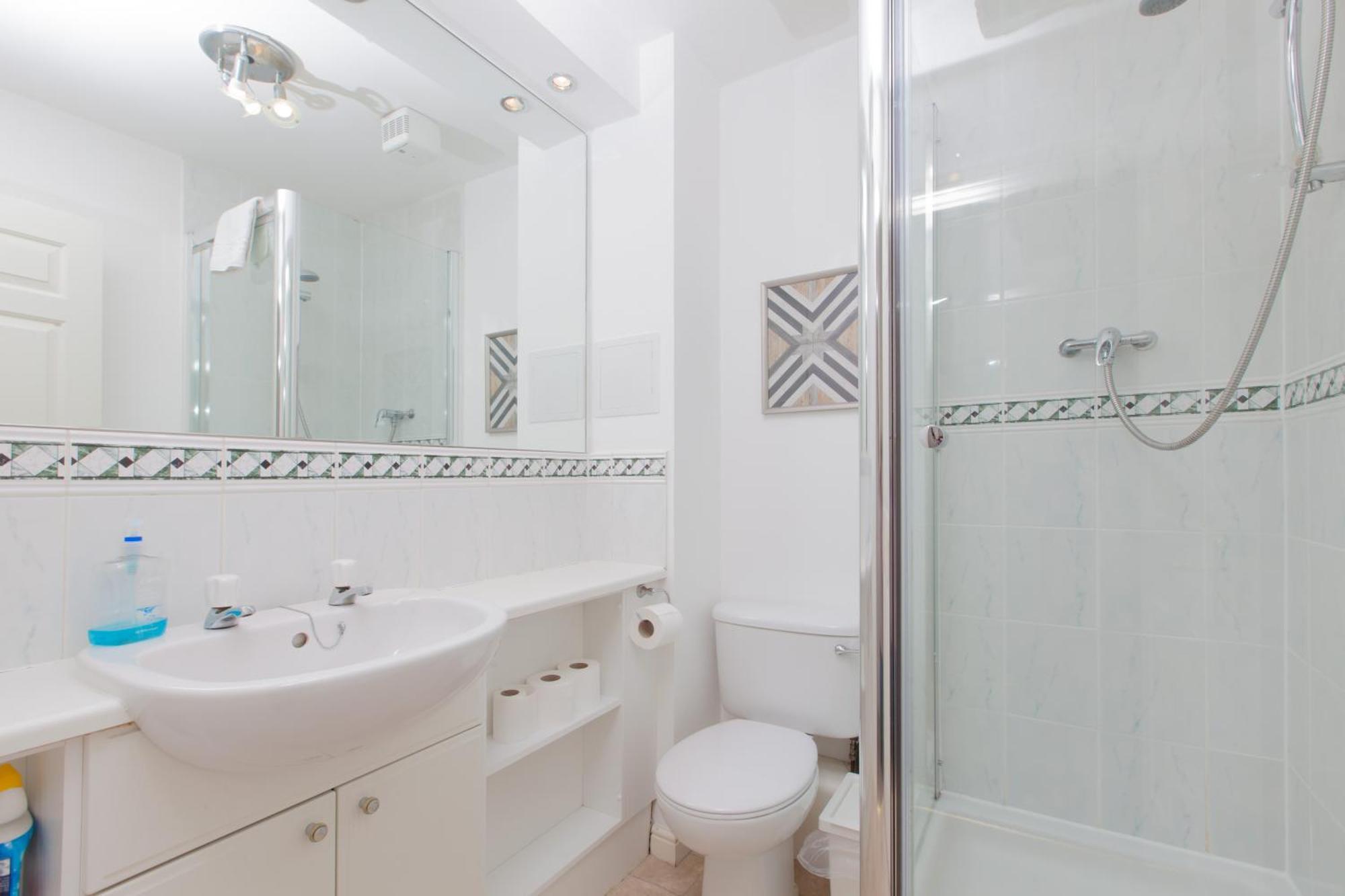 Attractive Leith Apartment *