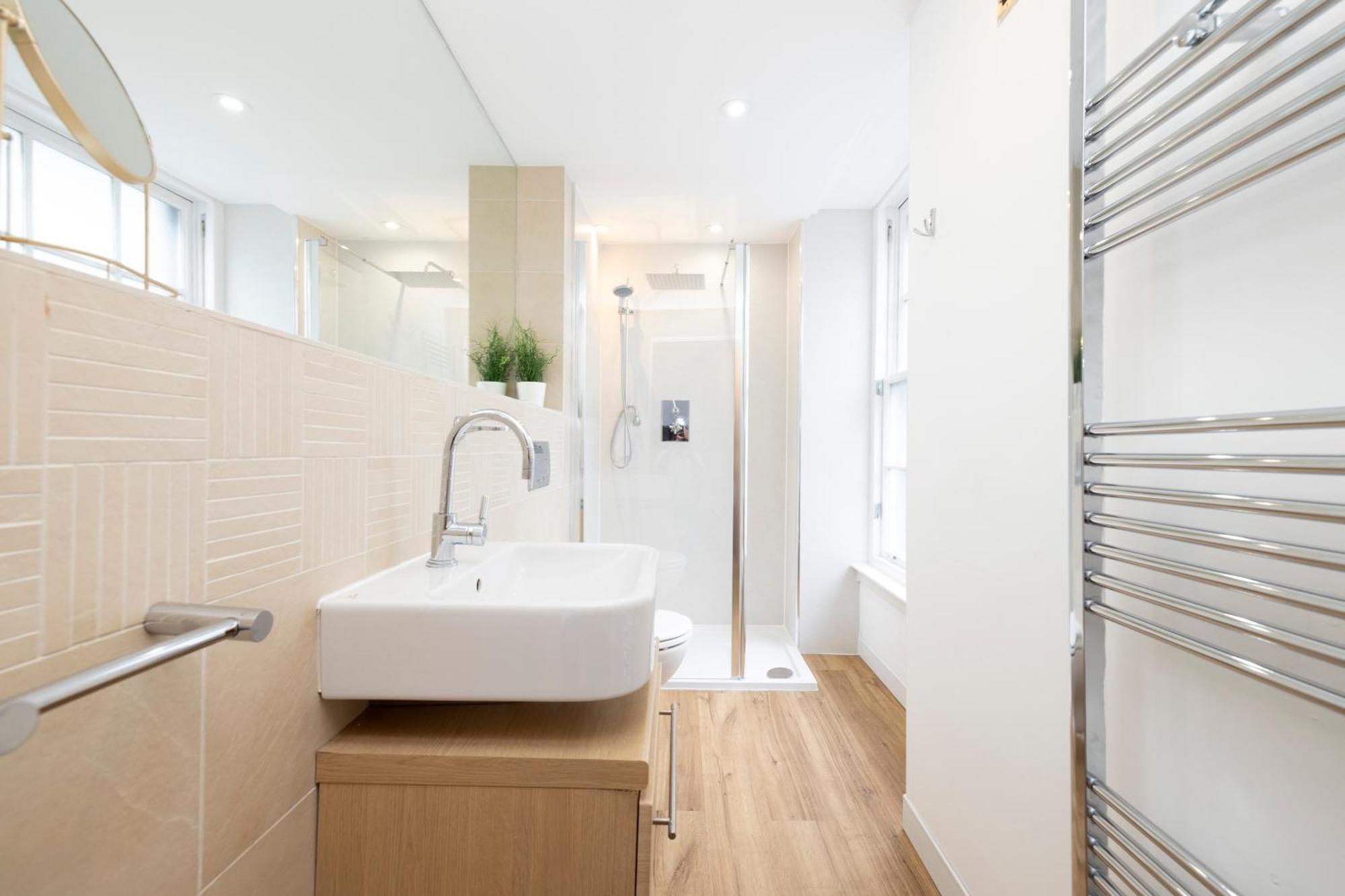 Joivy Chic 2-br Flats Near Castle * Edinburgh