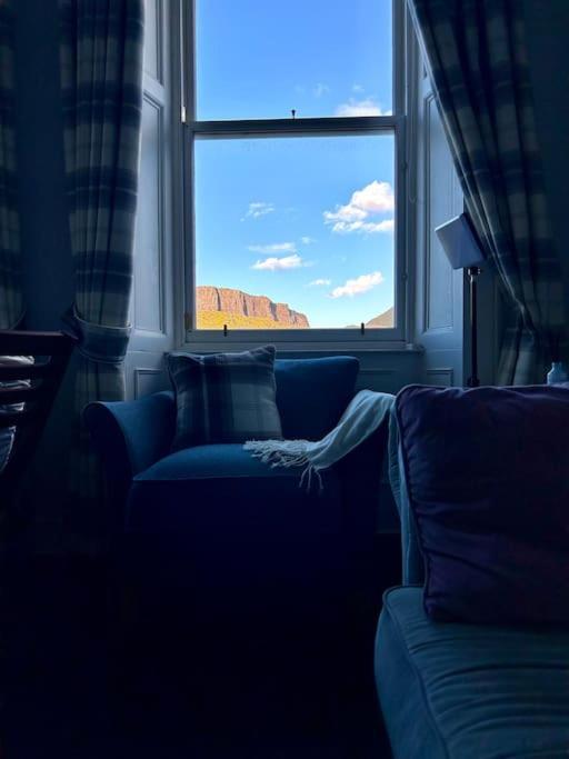 Edinburghs Arthurs Seat View * EDI