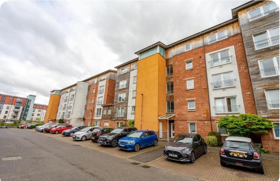 Modern Spacious Retreat With Free Parking And Private Balcony Apartment