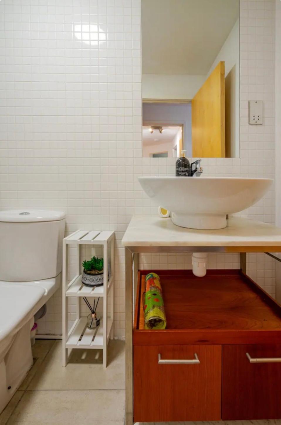 Modern Spacious Retreat With Free Parking And Private Balcony *
