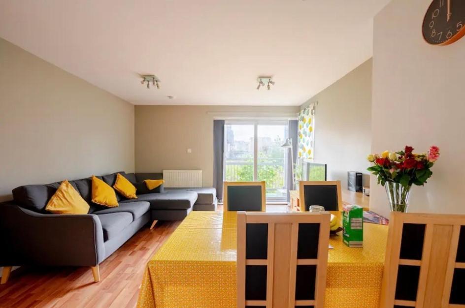 Modern Spacious Retreat With Free Parking And Private Balcony *