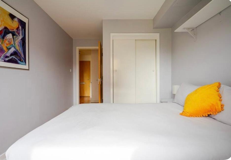 Modern Spacious Retreat With Free Parking And Private Balcony