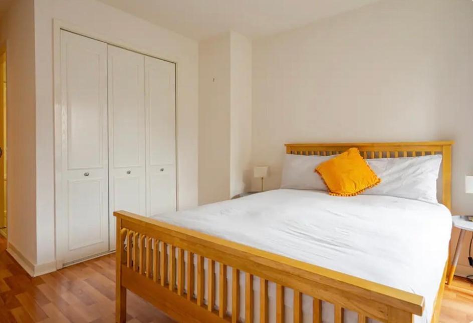 Apartment Modern Spacious Retreat With Free Parking And Private Balcony