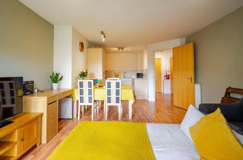 Modern Spacious Retreat With Free Parking And Private Balcony Apartment EDI