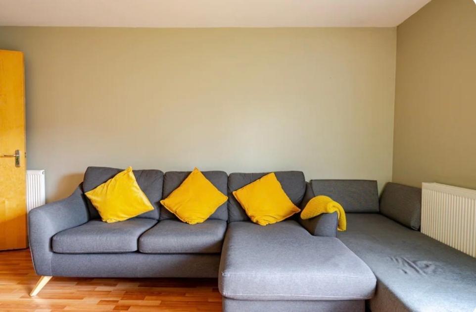 Apartment Modern Spacious Retreat With Free Parking And Private Balcony