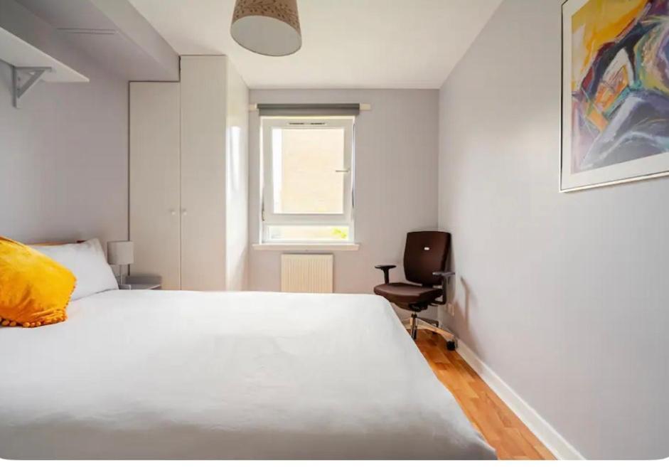 Modern Spacious Retreat With Free Parking And Private Balcony