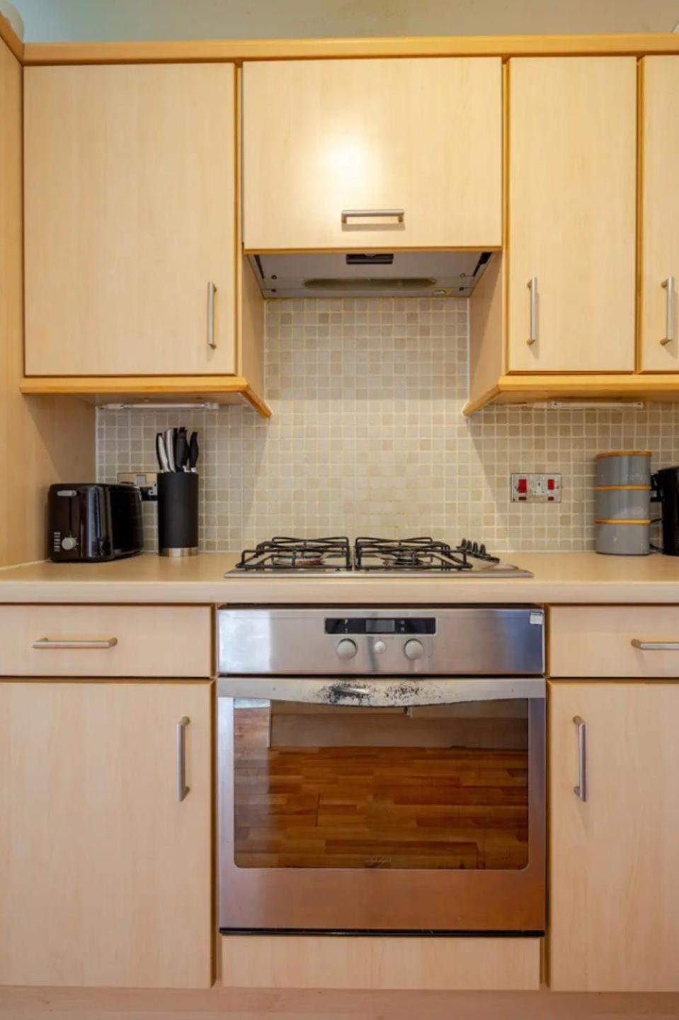 Modern Spacious Retreat With Free Parking And Private Balcony Apartment *