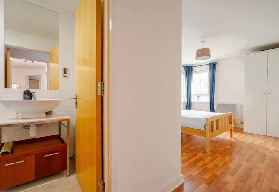 Modern Spacious Retreat With Free Parking And Private Balcony EDI