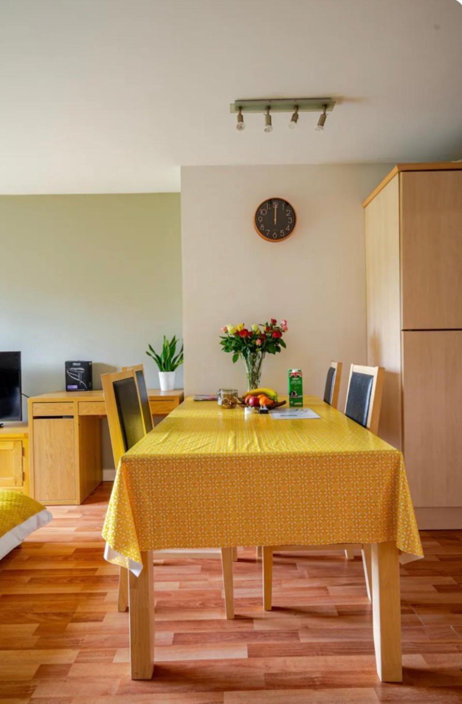 Modern Spacious Retreat With Free Parking And Private Balcony *