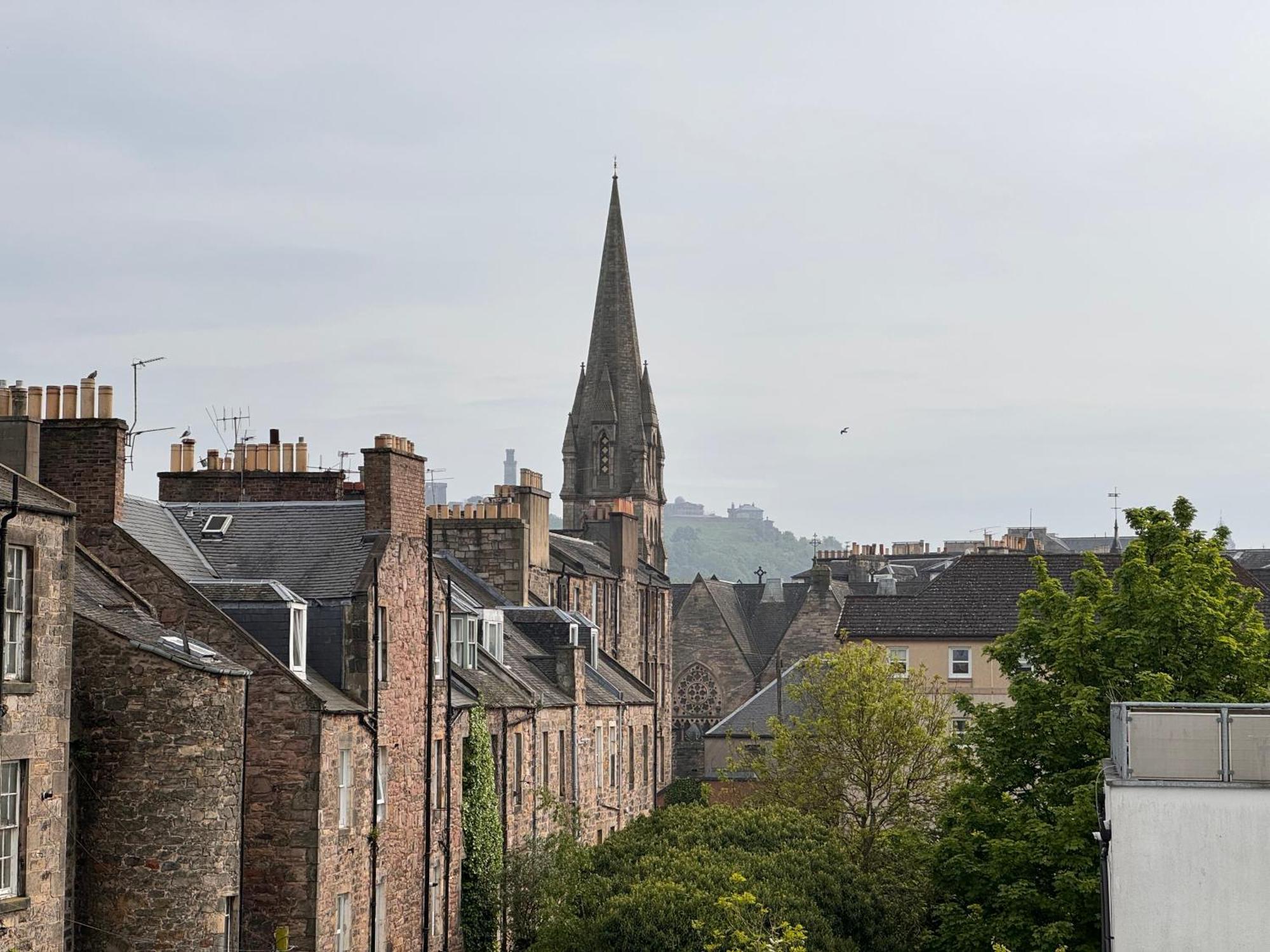 Arthurs Penthouse - Central Leith Walk 2-storey - Free Parking & Fast Wifi Apartment Edinburgh
