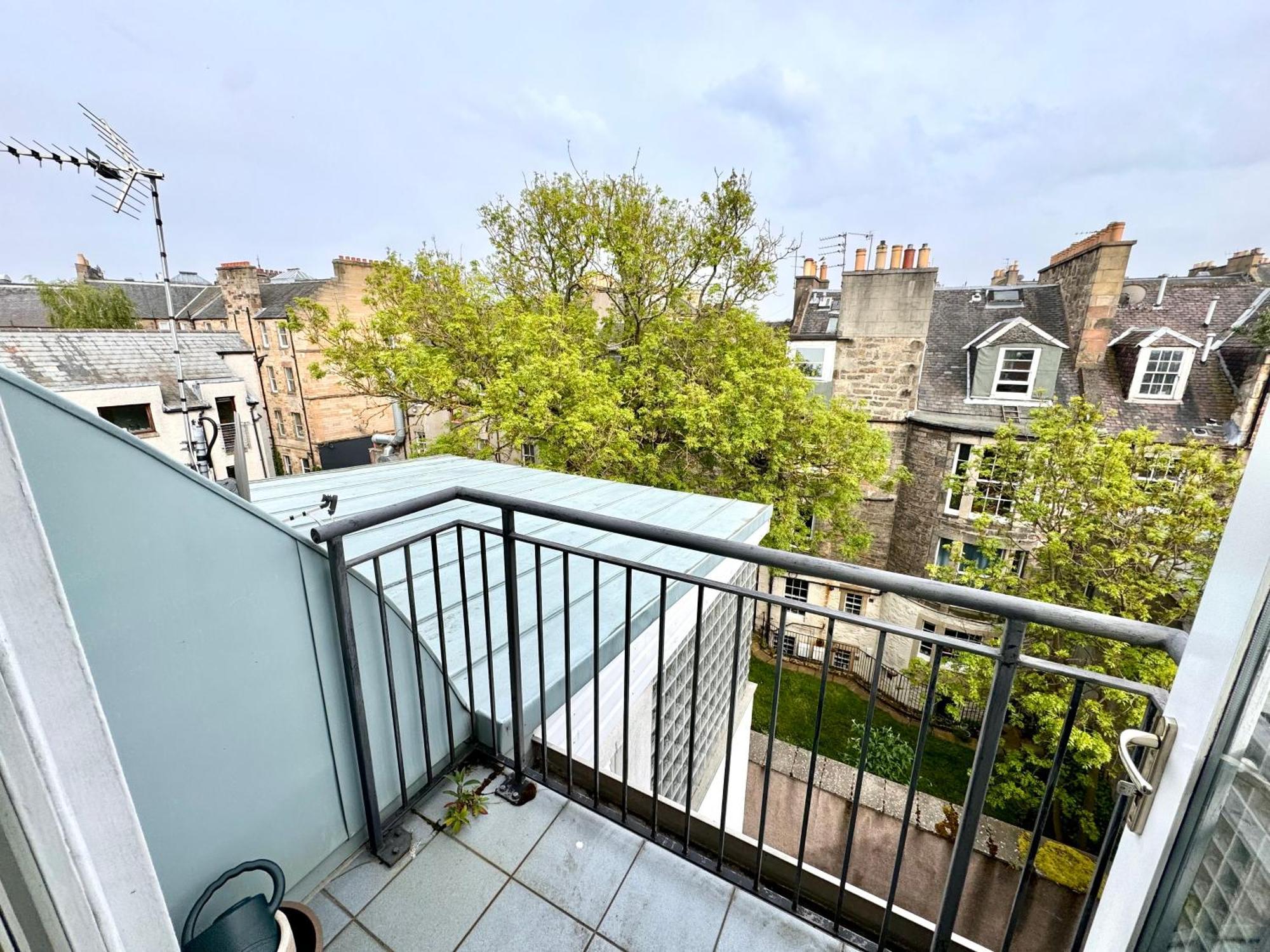 Arthurs Penthouse - Central Leith Walk 2-storey - Free Parking & Fast Wifi *