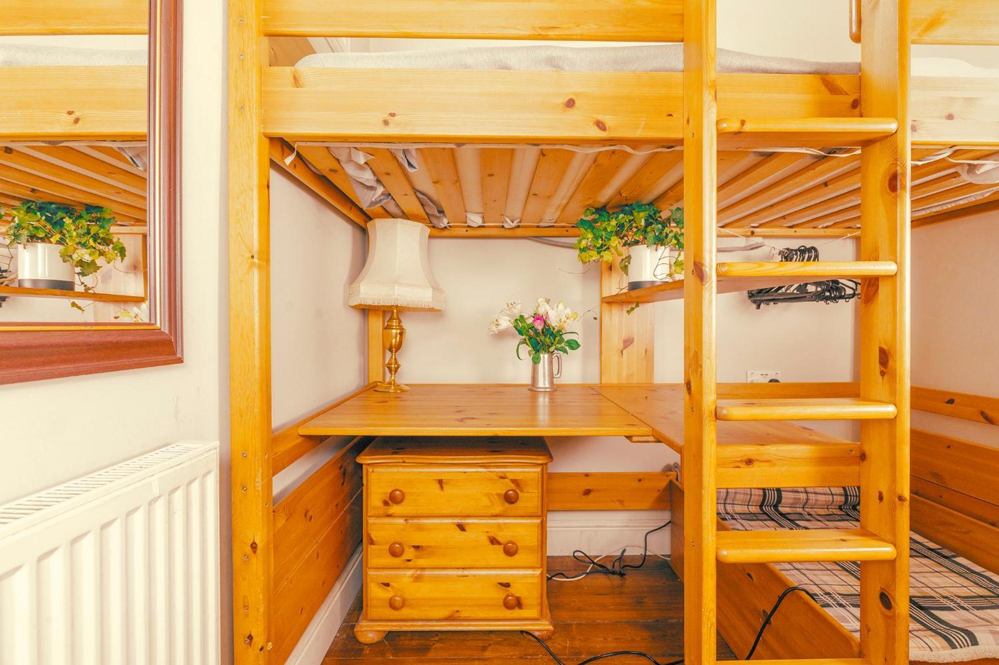 Charming City Centre Flat With Warmth & Character Apartment *