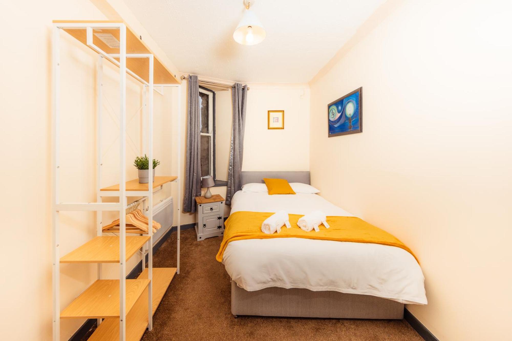 Cozy Old Town 4 Bedrm Apartment *