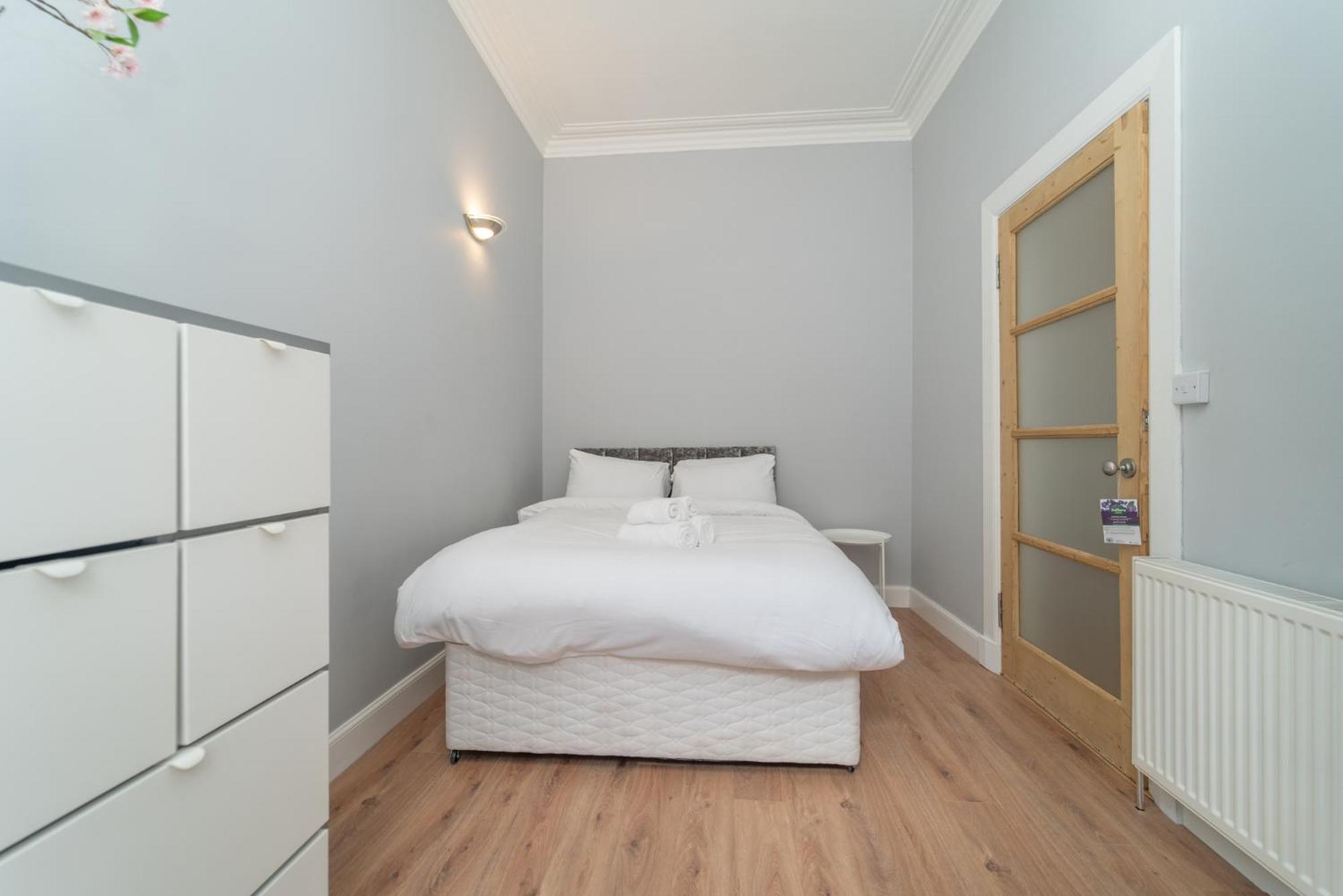 Beautiful Spacious Victorian Town House Apartment