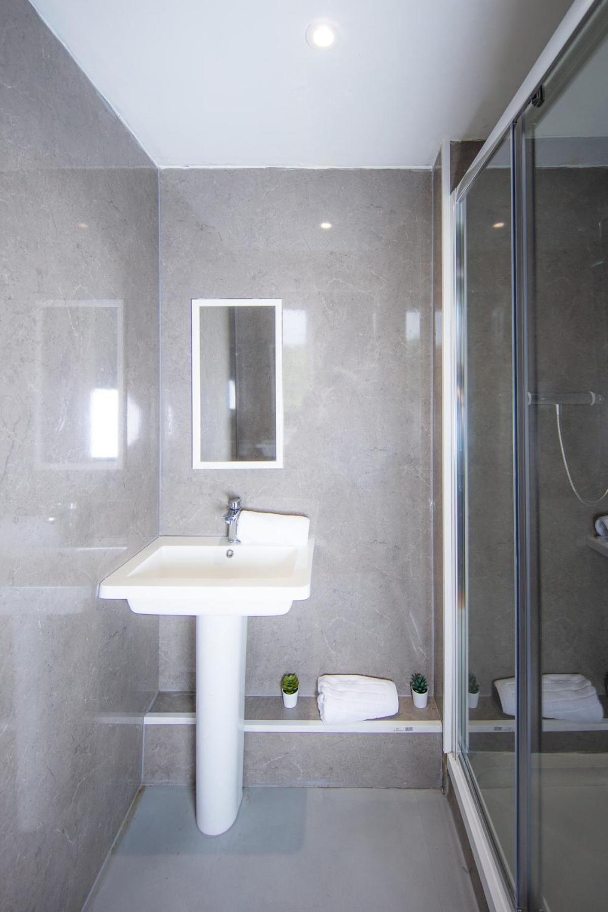 Comfortable, Spacious Retreat, By The Meadows! Appartement