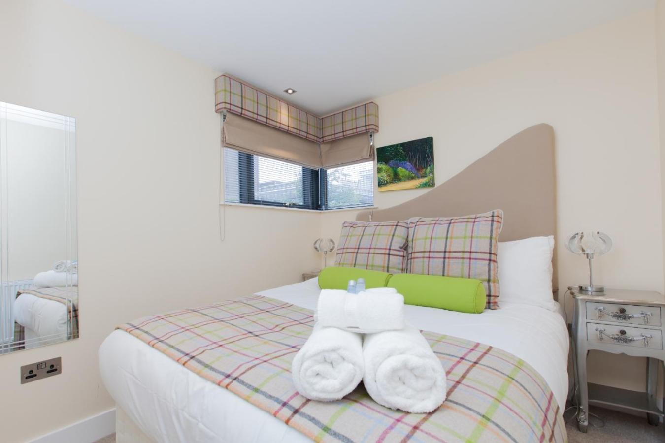 Stylish Centre 2 Bed House - Amazing Location Apartment