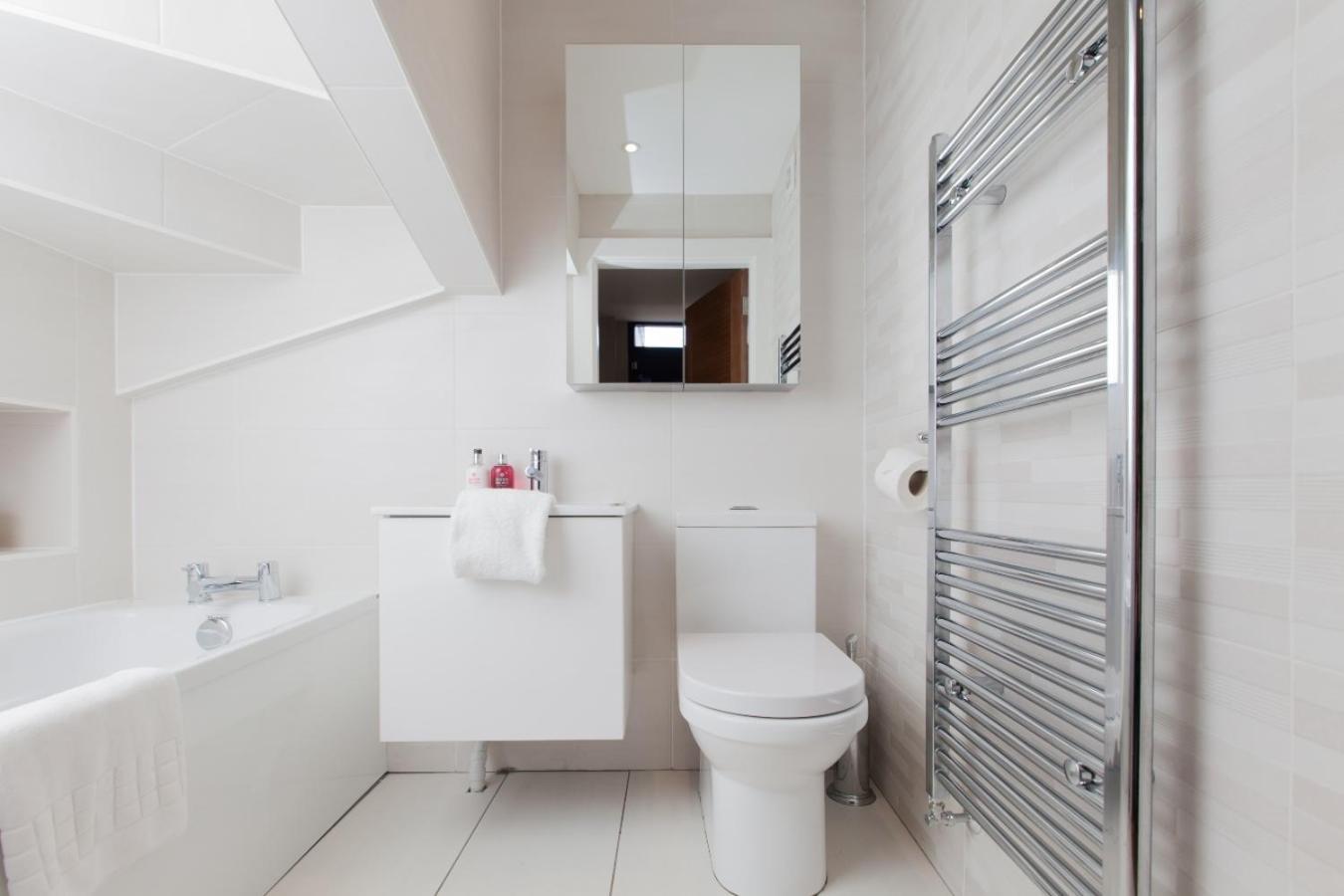 Stylish Centre 2 Bed House - Amazing Location Apartment
