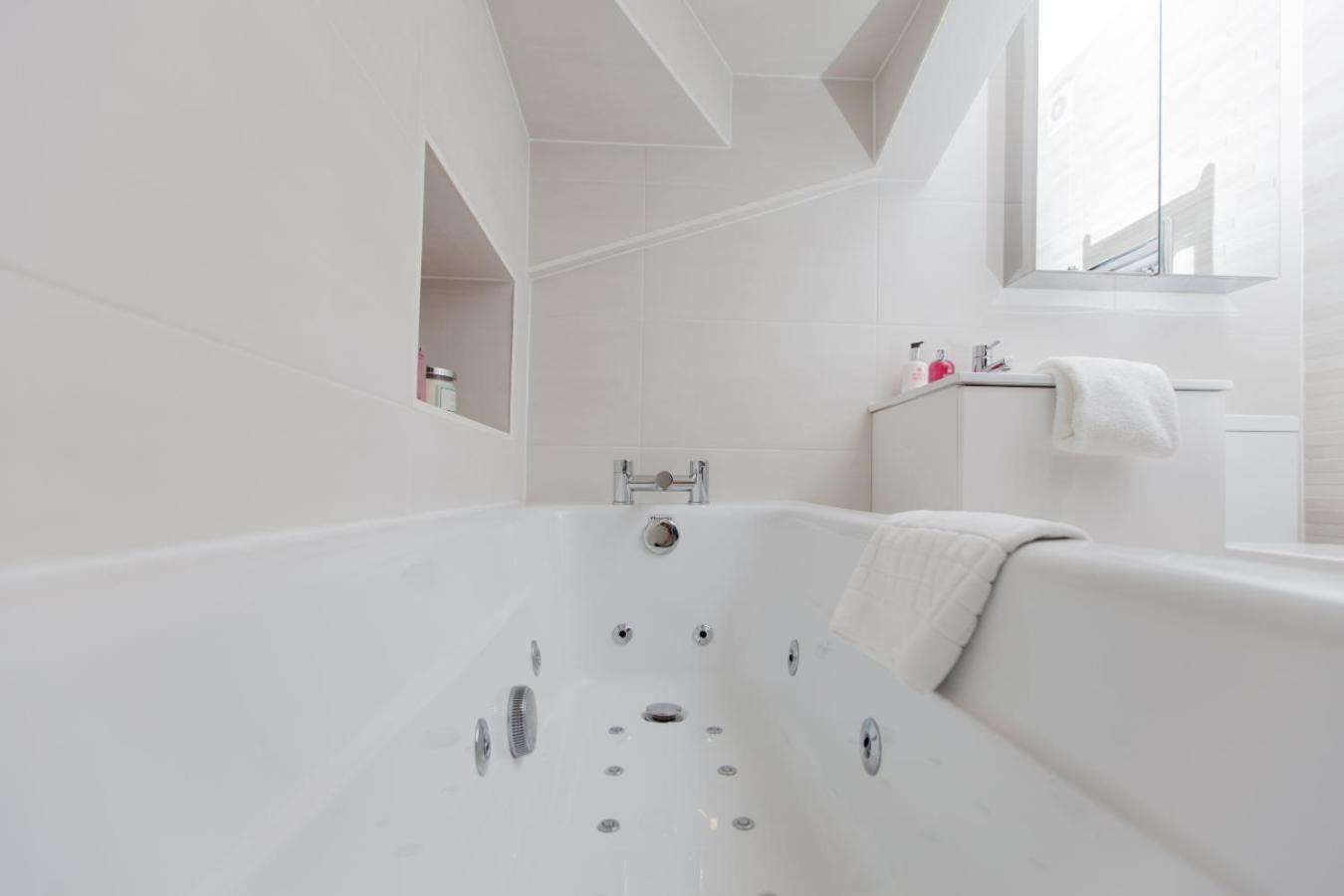 Stylish Centre 2 Bed House - Amazing Location Edinburgh