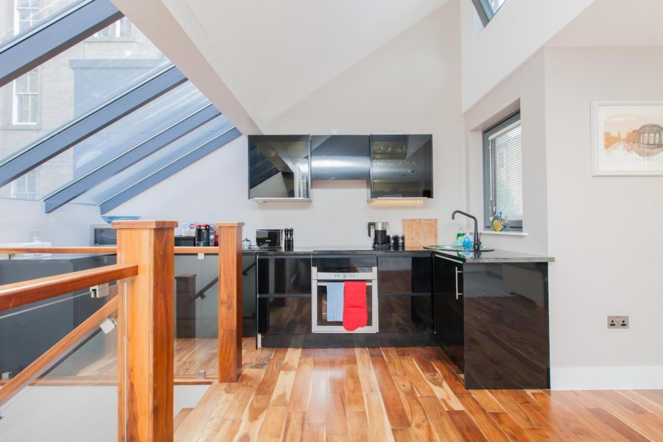 Stylish Centre 2 Bed House - Amazing Location Apartment *