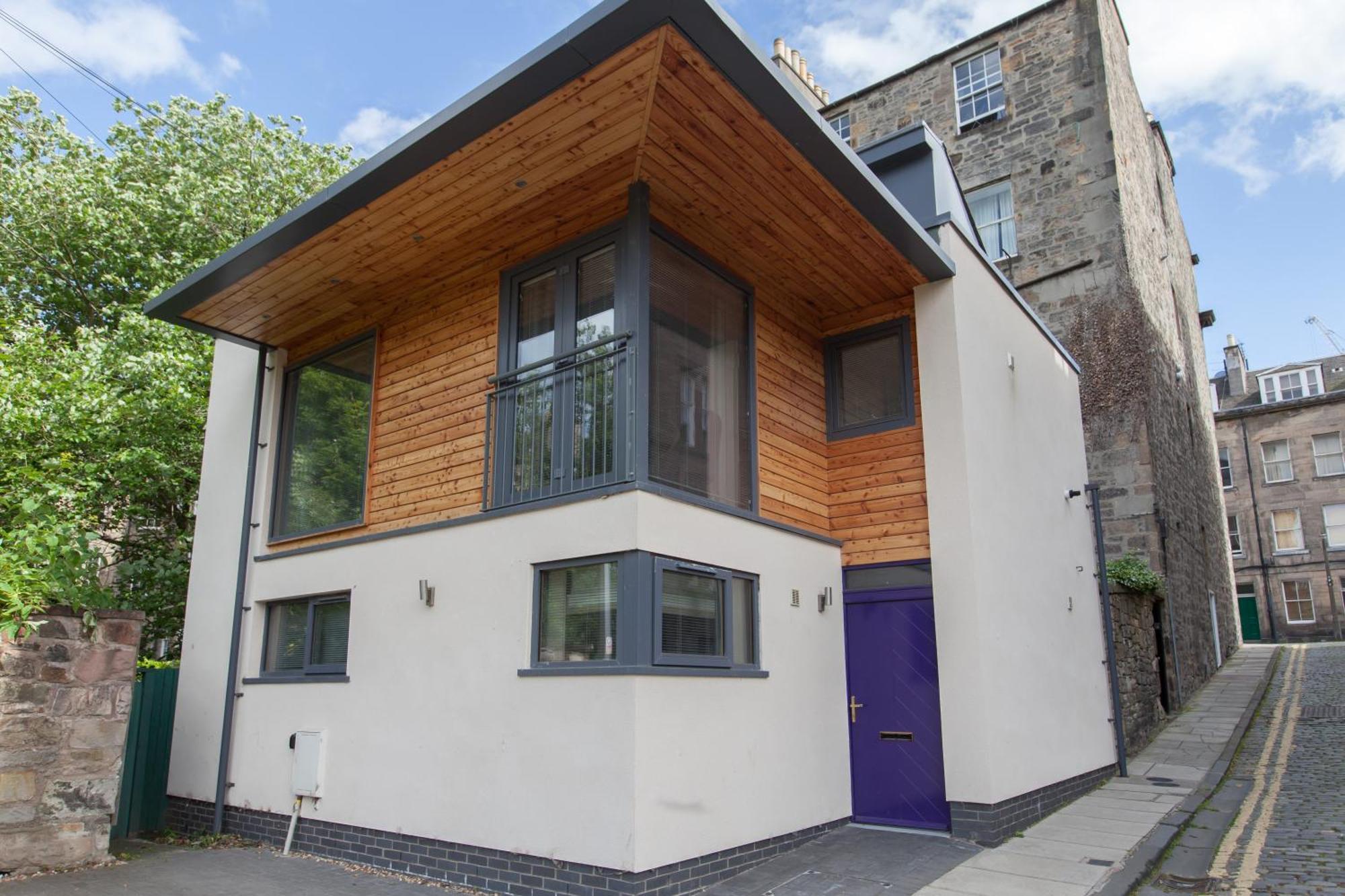 Stylish Centre 2 Bed House - Amazing Location * Edinburgh