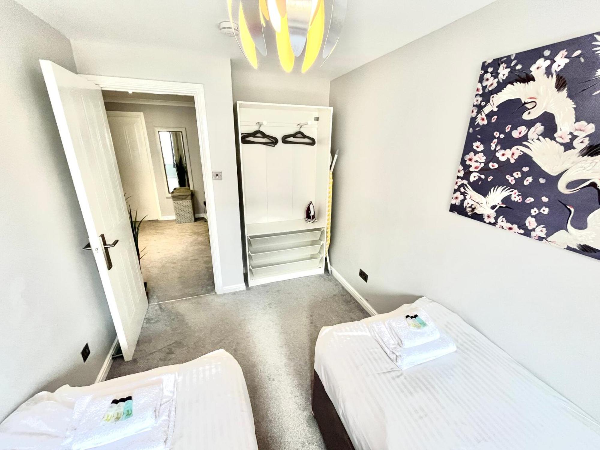 Spacious 4br City Centre W/ Free Parking Appartement