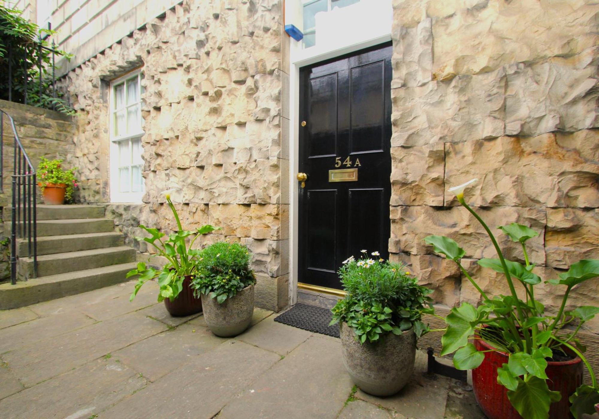 Centre New Town 2 Bedroom Flat *