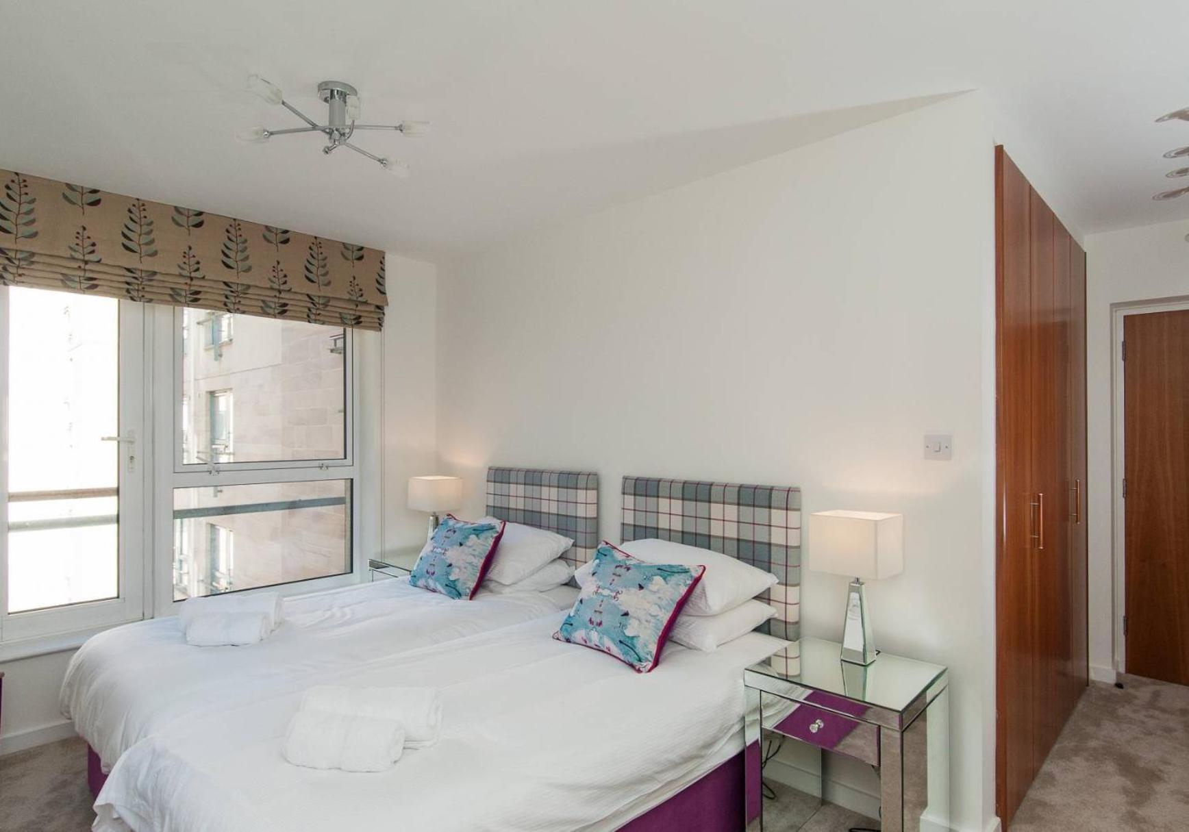 Holyrood Road Park - 379 Apartment *