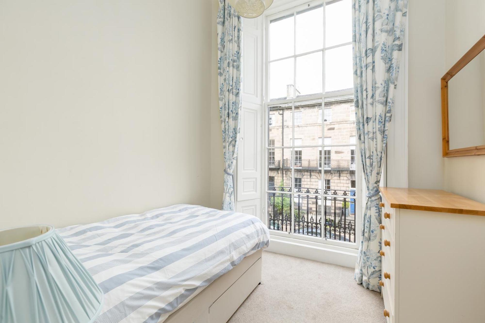 Apartment Light And Spacious 2 Bedroom Flat In Heart Of EDI