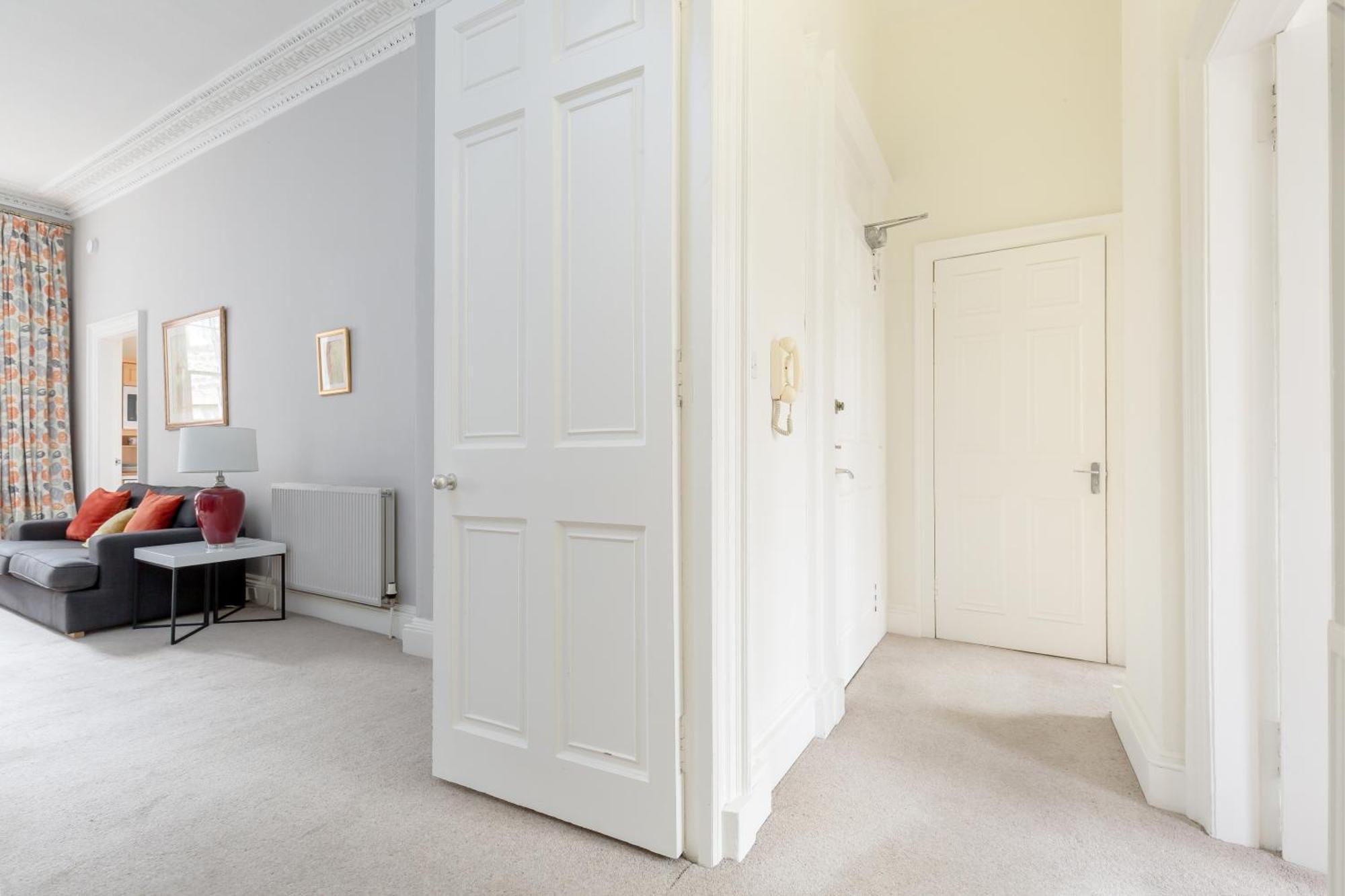Light And Spacious 2 Bedroom Flat In Heart Of *