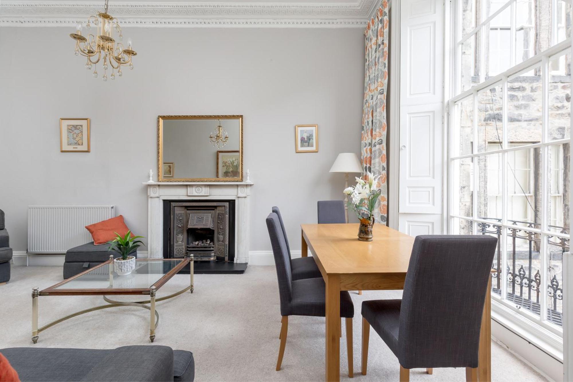 Light And Spacious 2 Bedroom Flat In Heart Of