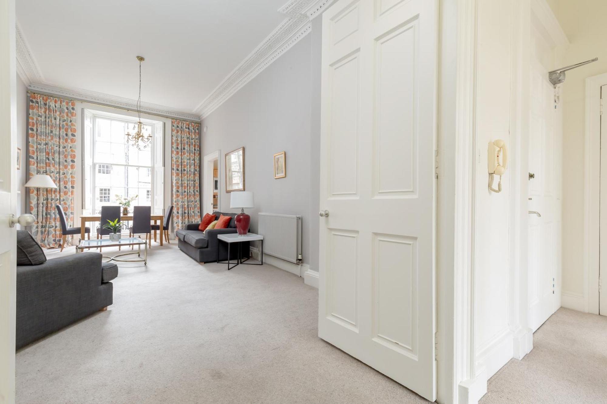 Light And Spacious 2 Bedroom Flat In Heart Of Apartment *
