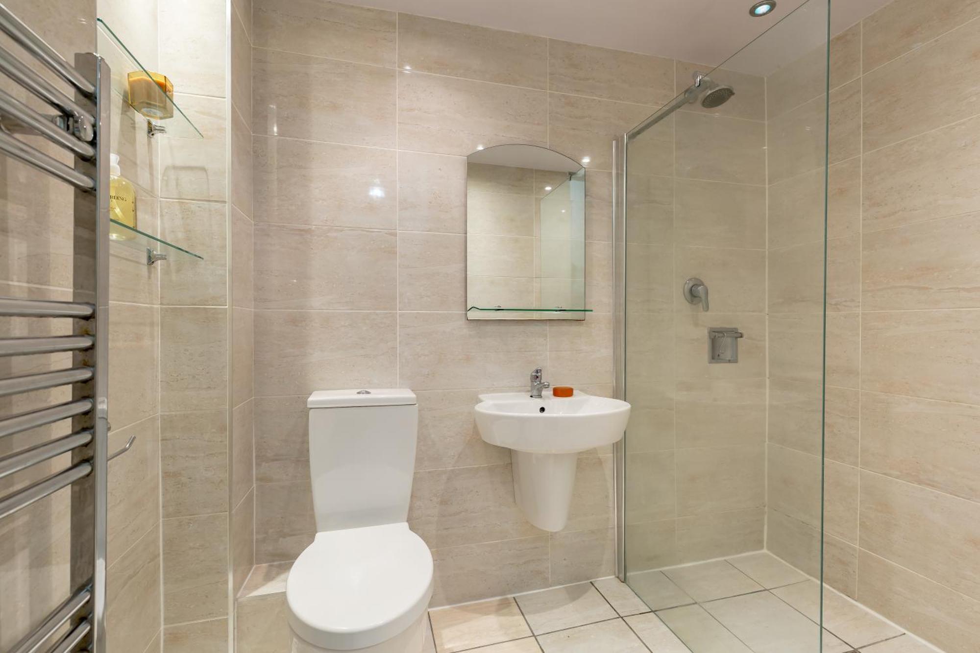 Light And Spacious 2 Bedroom Flat In Heart Of Apartment EDI