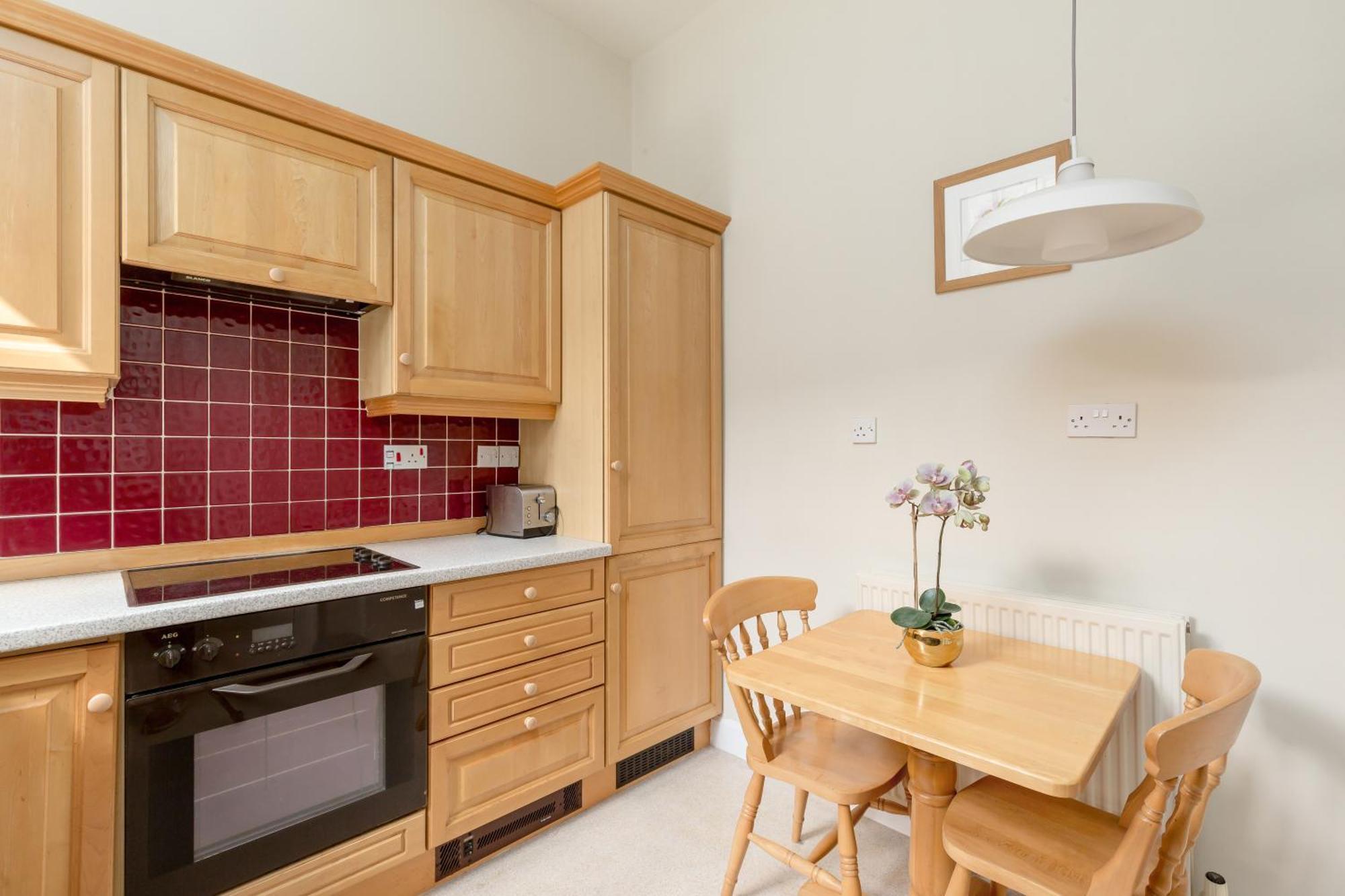 Light And Spacious 2 Bedroom Flat In Heart Of *