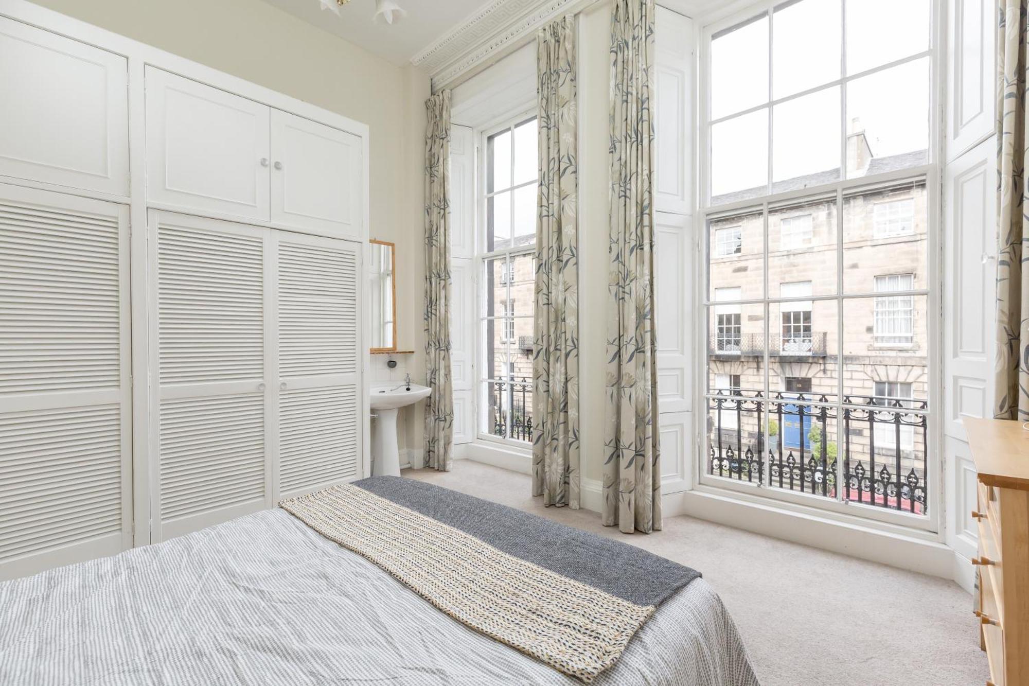 Light And Spacious 2 Bedroom Flat In Heart Of * EDI