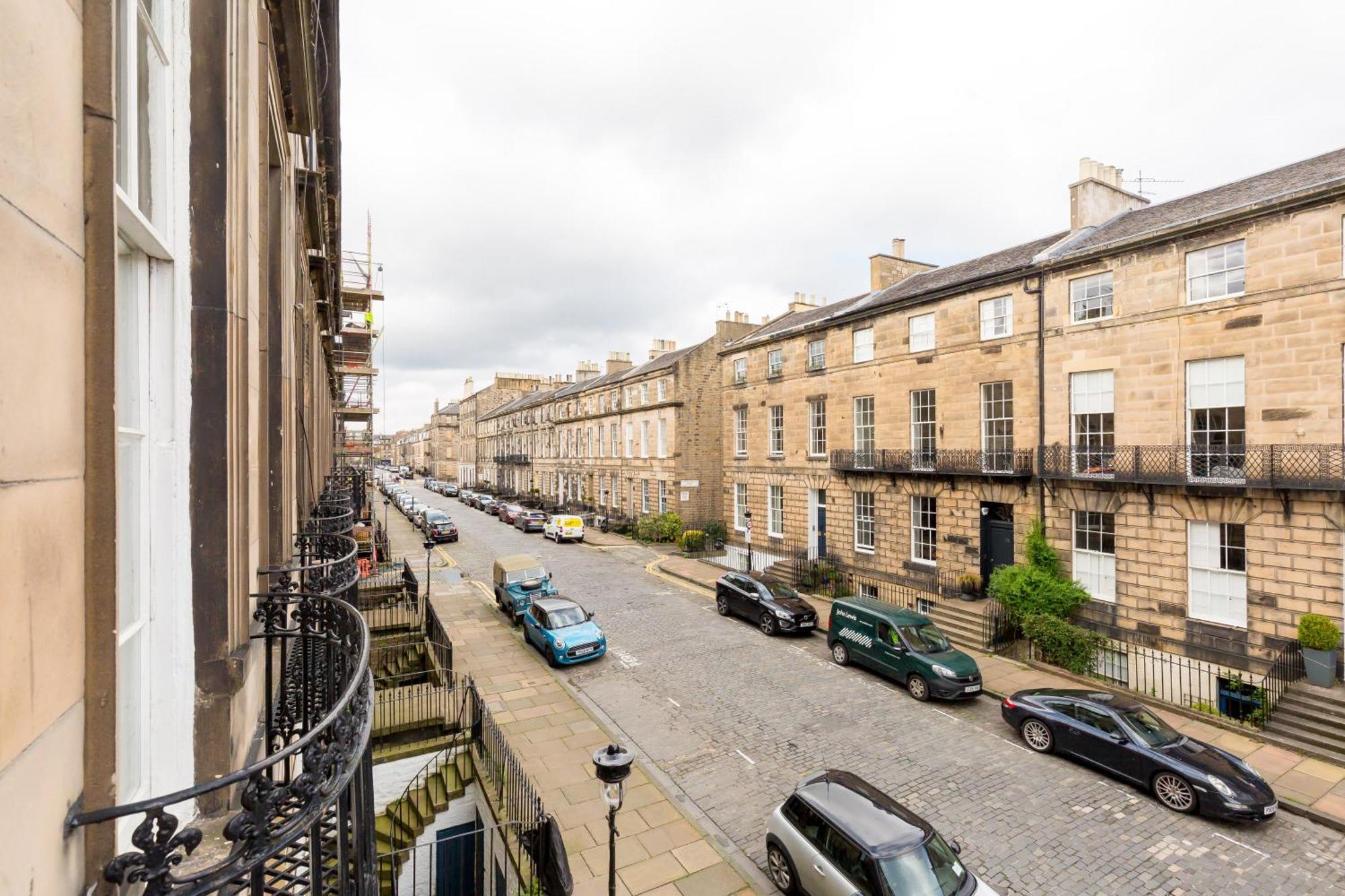 Light And Spacious 2 Bedroom Flat In Heart Of