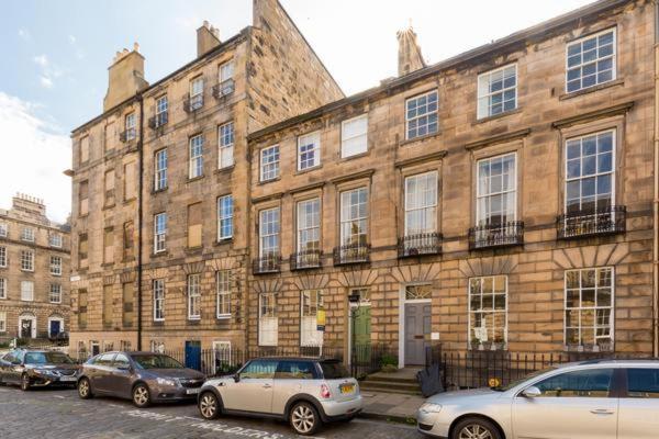 Light And Spacious 2 Bedroom Flat In Heart Of Apartment
