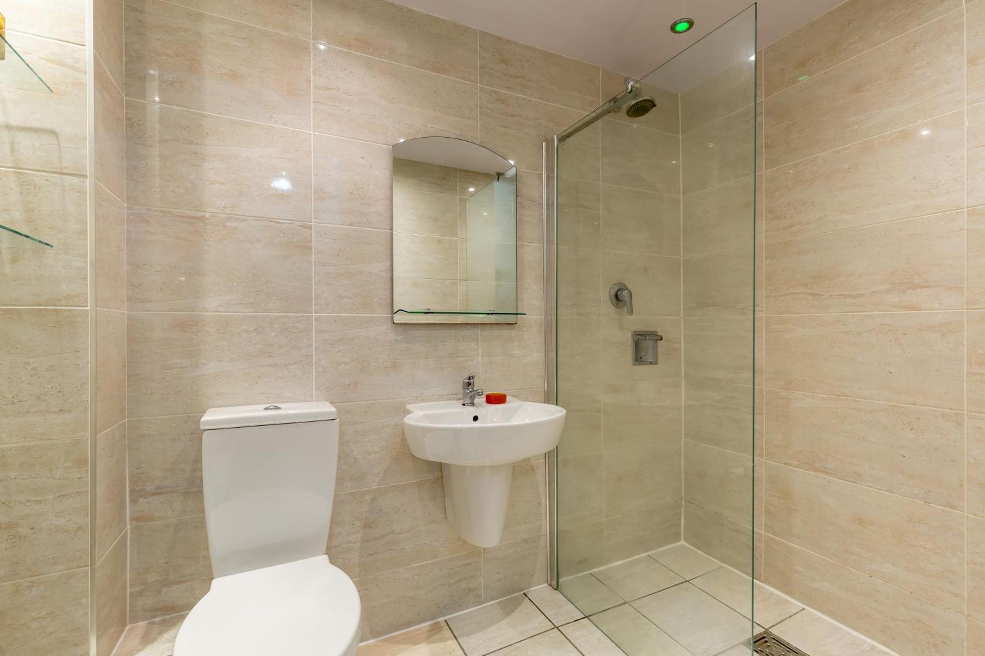 Apartment Light And Spacious 2 Bedroom Flat In Heart Of