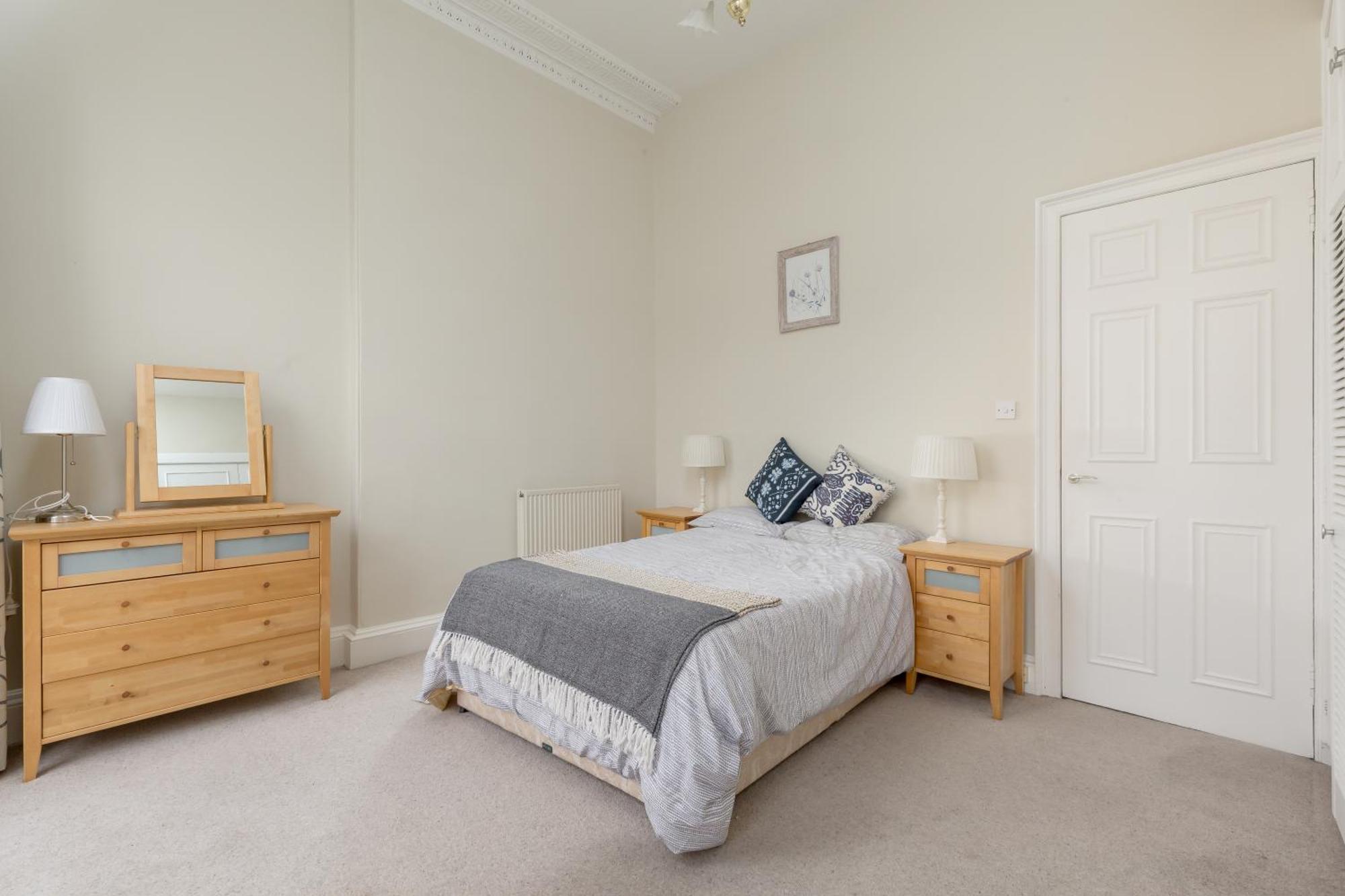 Light And Spacious 2 Bedroom Flat In Heart Of Apartment *