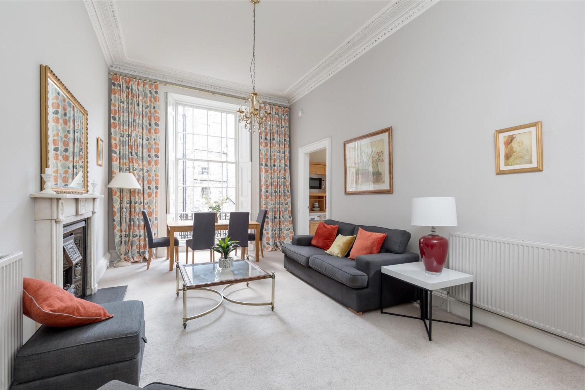 Light And Spacious 2 Bedroom Flat In Heart Of *