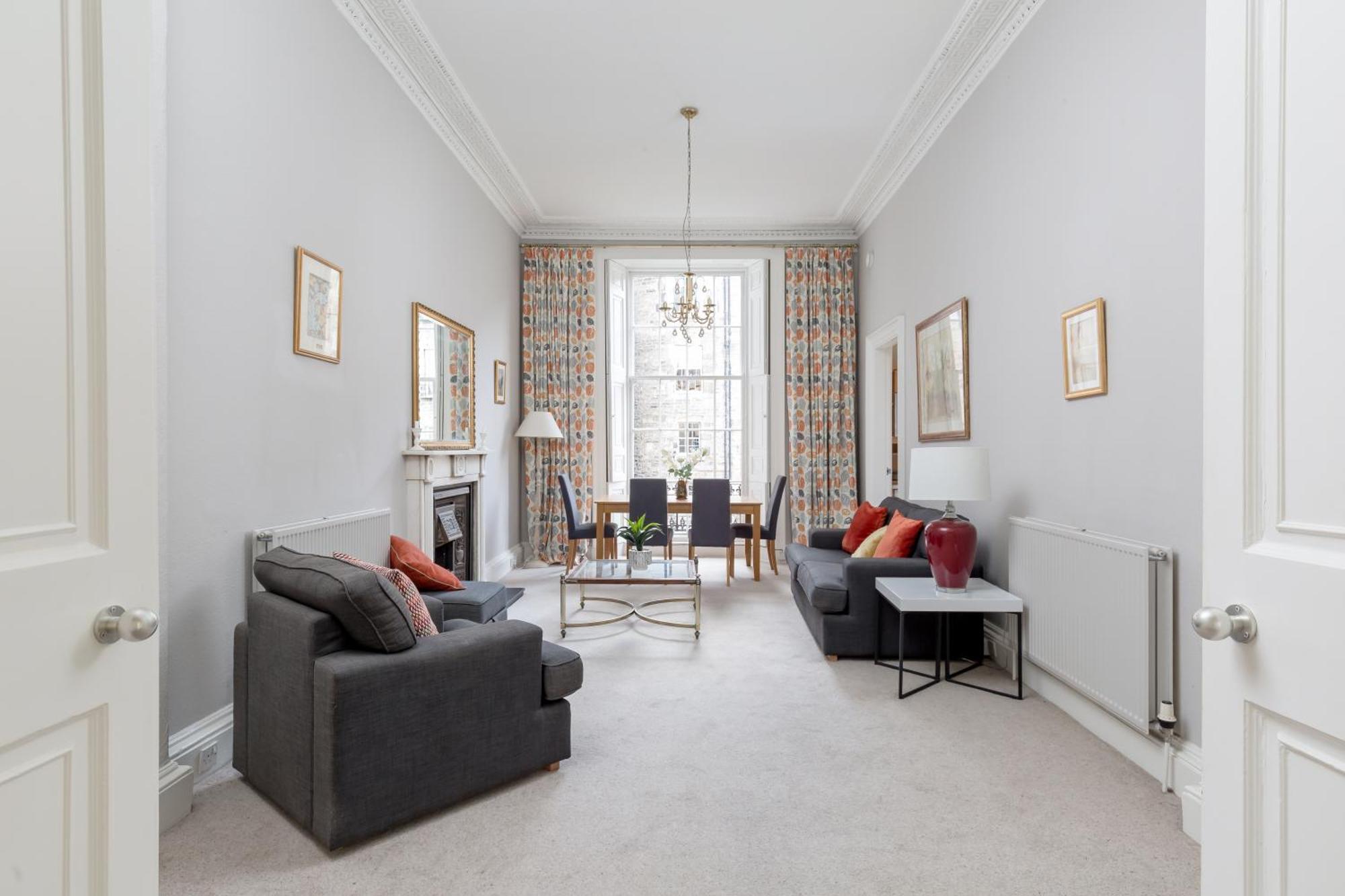 Light And Spacious 2 Bedroom Flat In Heart Of * EDI