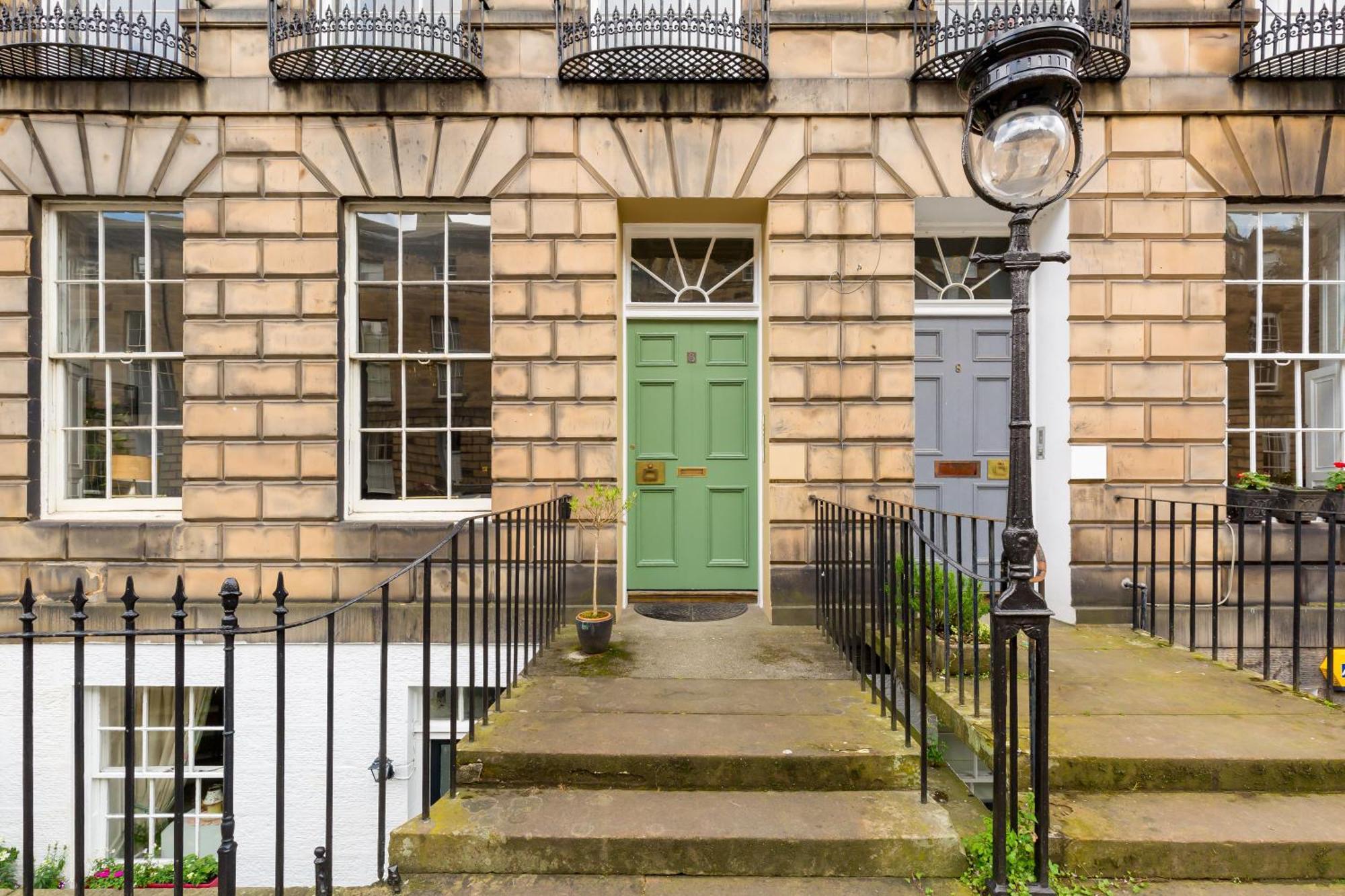 Light And Spacious 2 Bedroom Flat In Heart Of