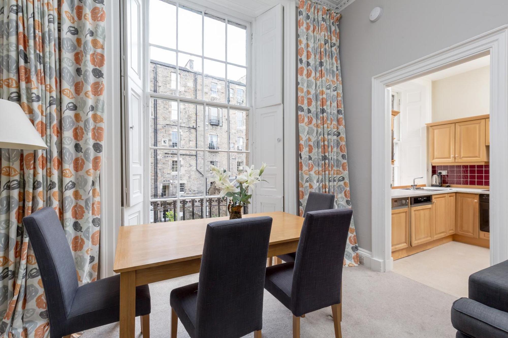 Light And Spacious 2 Bedroom Flat In Heart Of Apartment