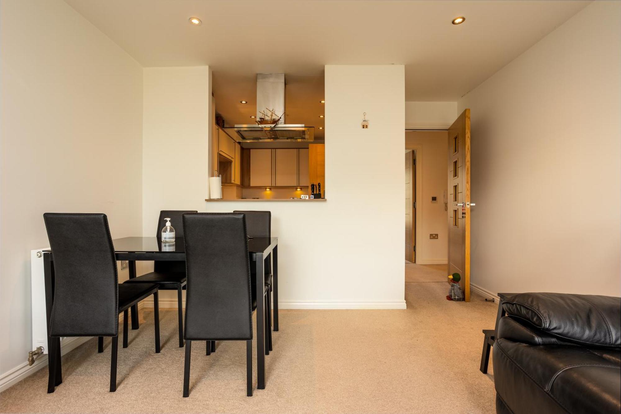Comfy 2 Bedroom Near Centre Apartment *