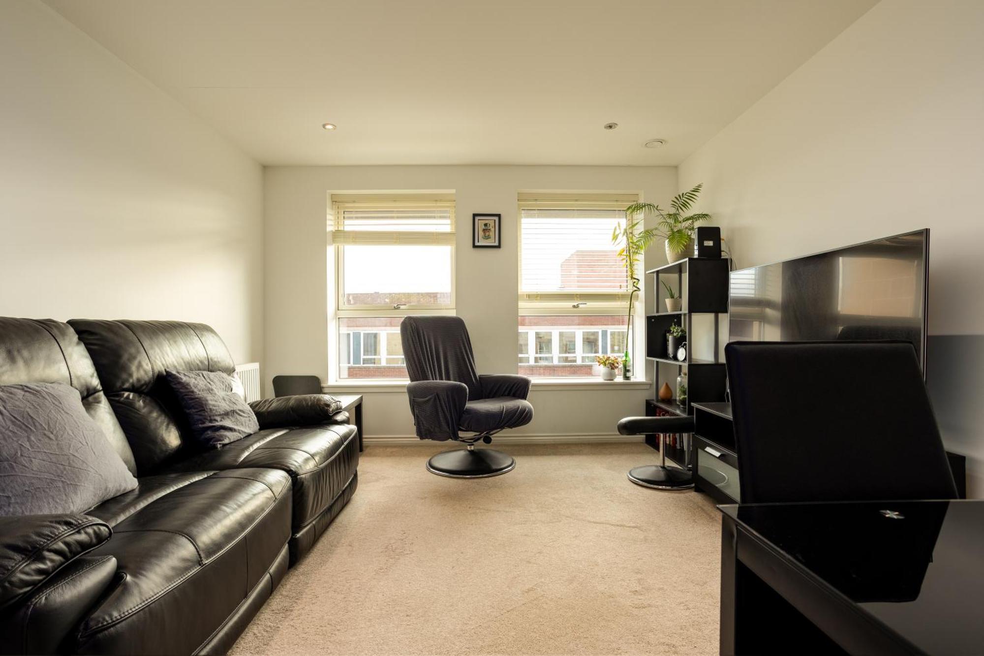 Comfy 2 Bedroom Near Centre Apartment *