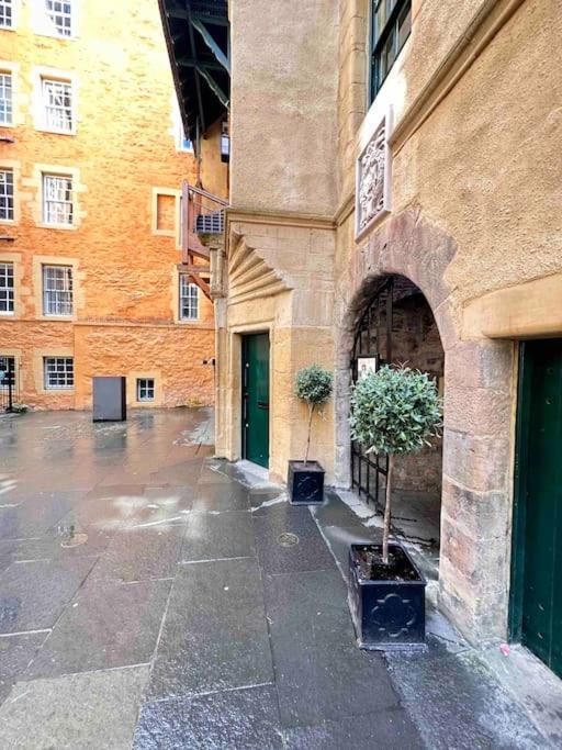 16th Century Courtyard On The Royal Mile * EDI