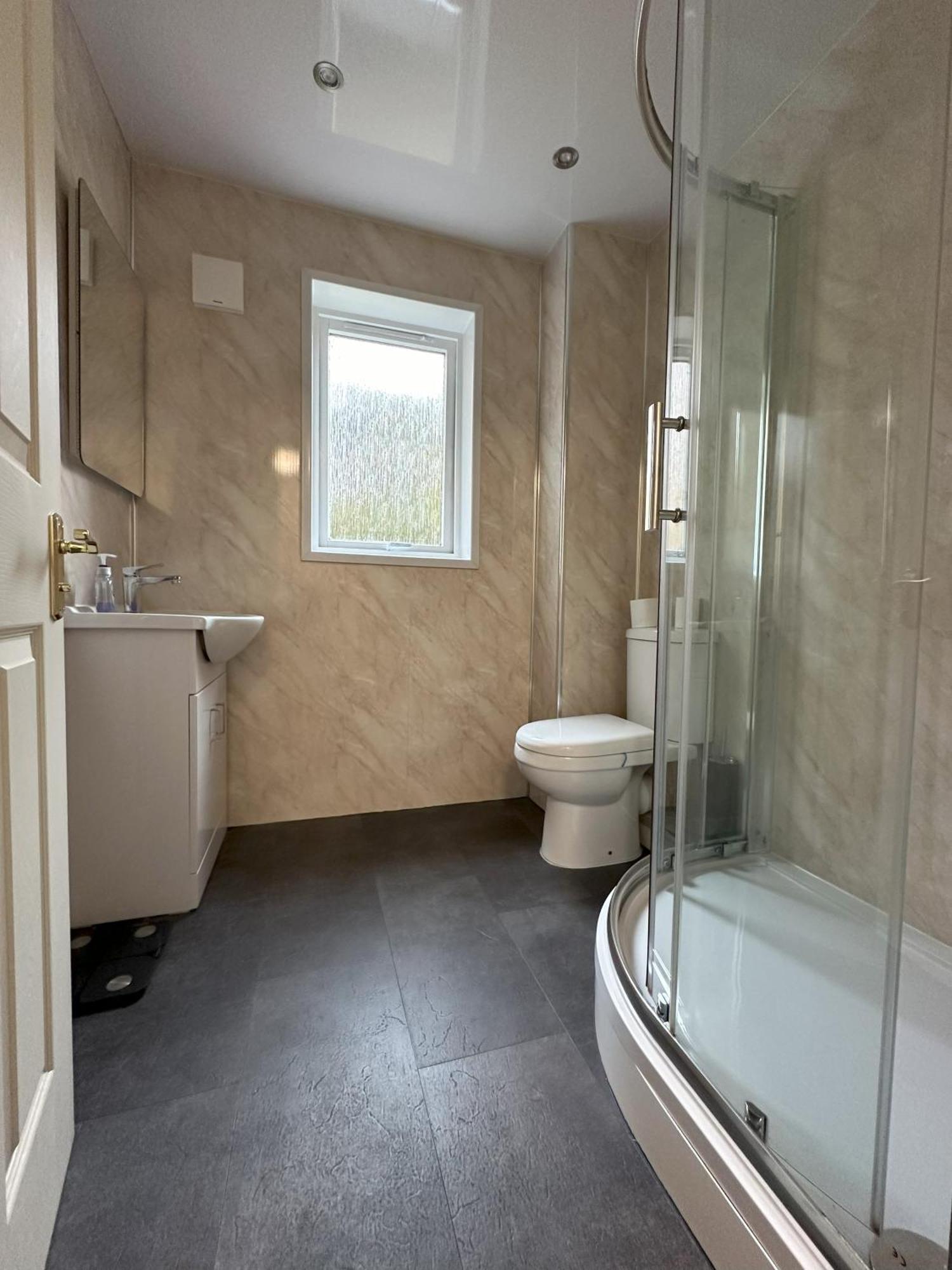 Two Bedroom Flat Close To Meadows With Free Parking