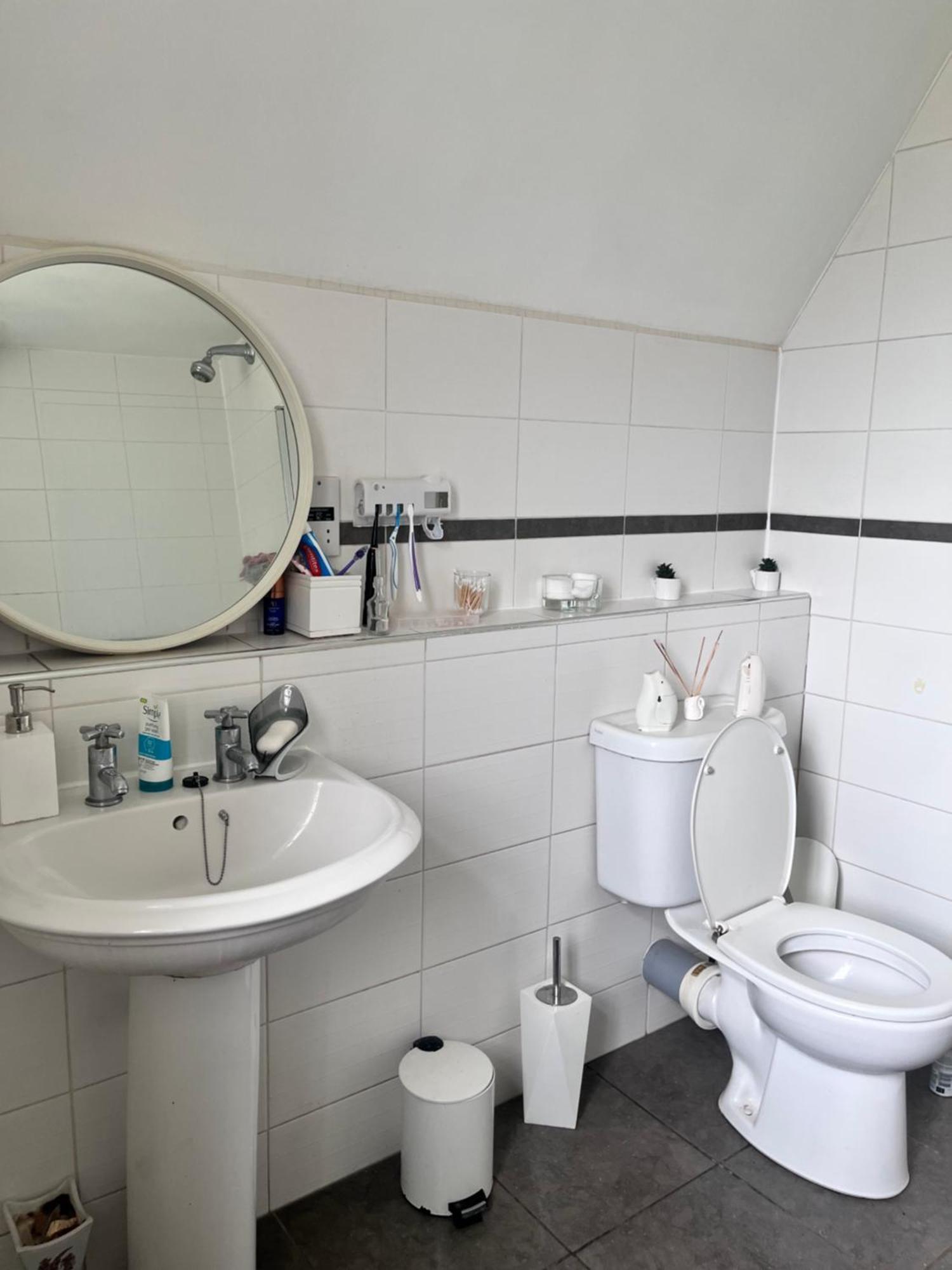 Private In Charming Detached House In Newington *