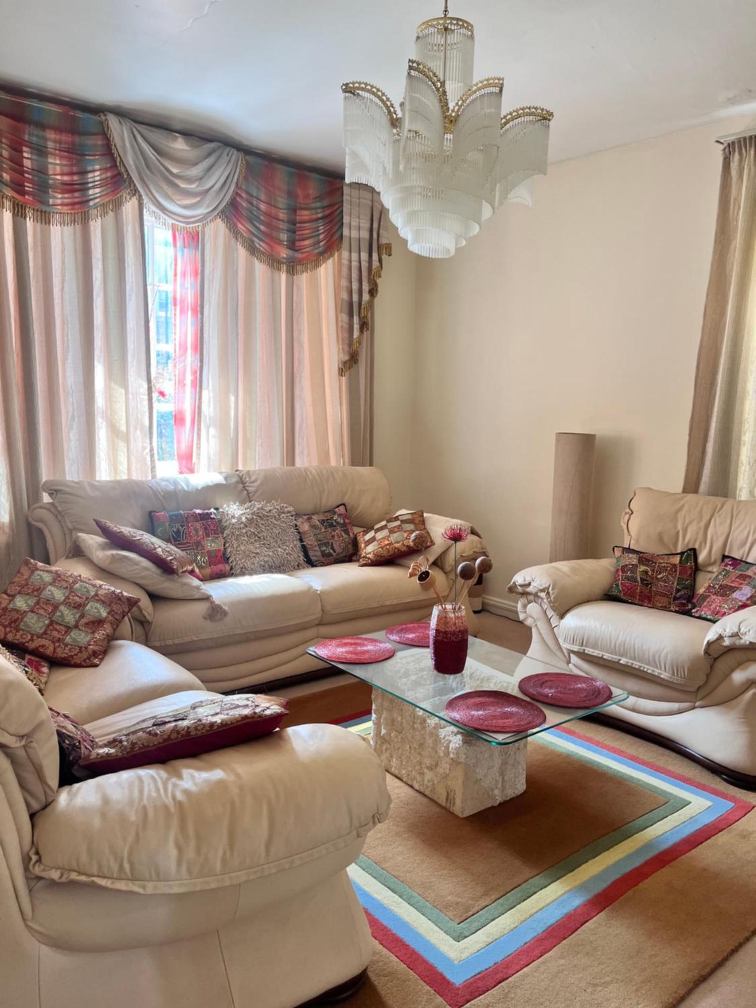 Private In Charming Detached House In Newington Homestay